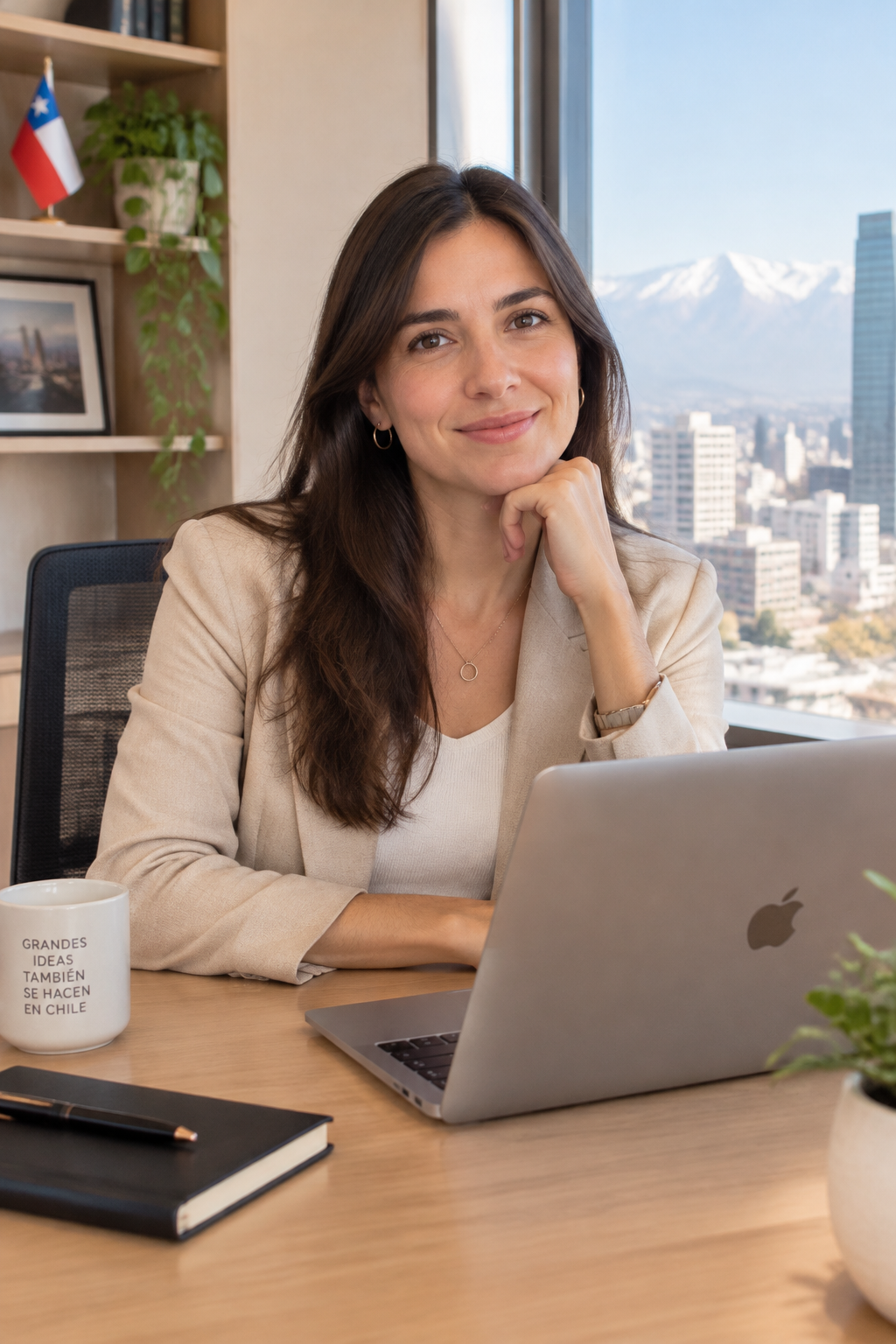 mujer-chilena-en-oficina.png